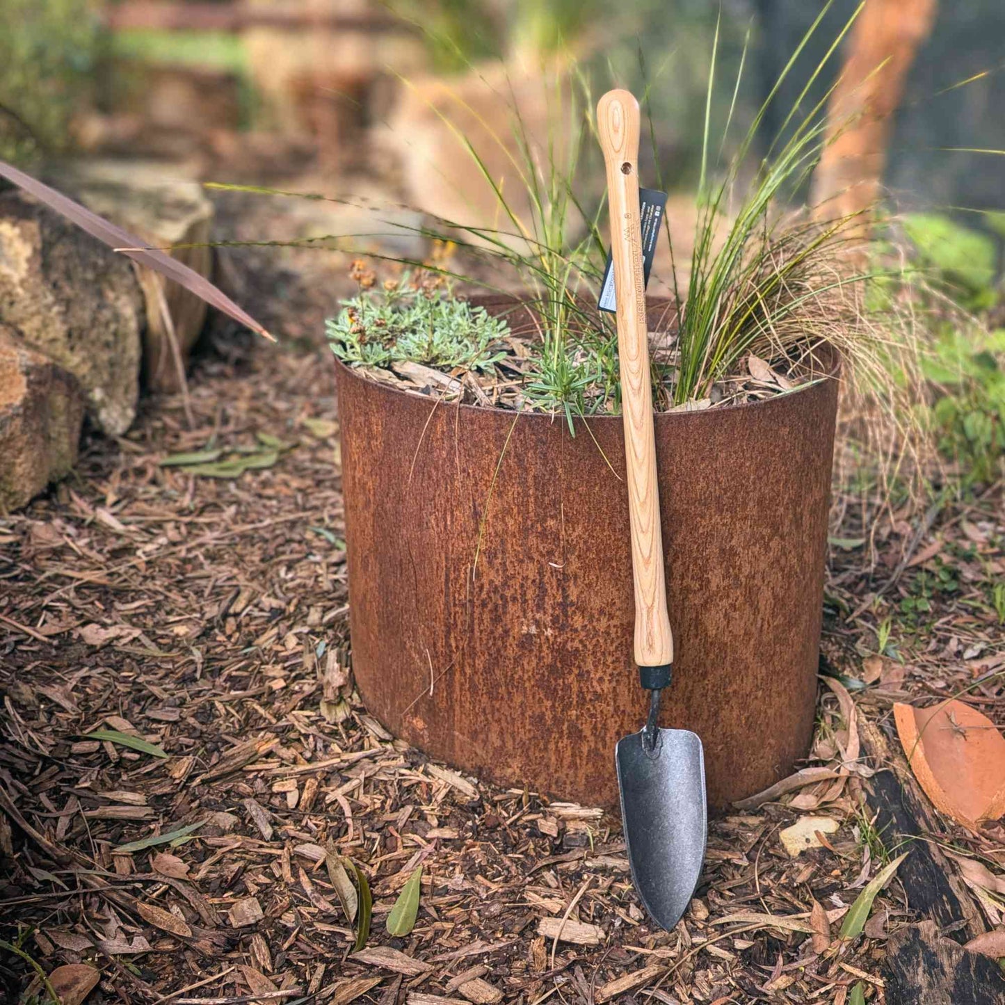 Krumpholz Hand-Forged Mid-Reach Trowel | 68cm Home & Garden > Garden Tools > Hand Tools - Minimalist Gardener