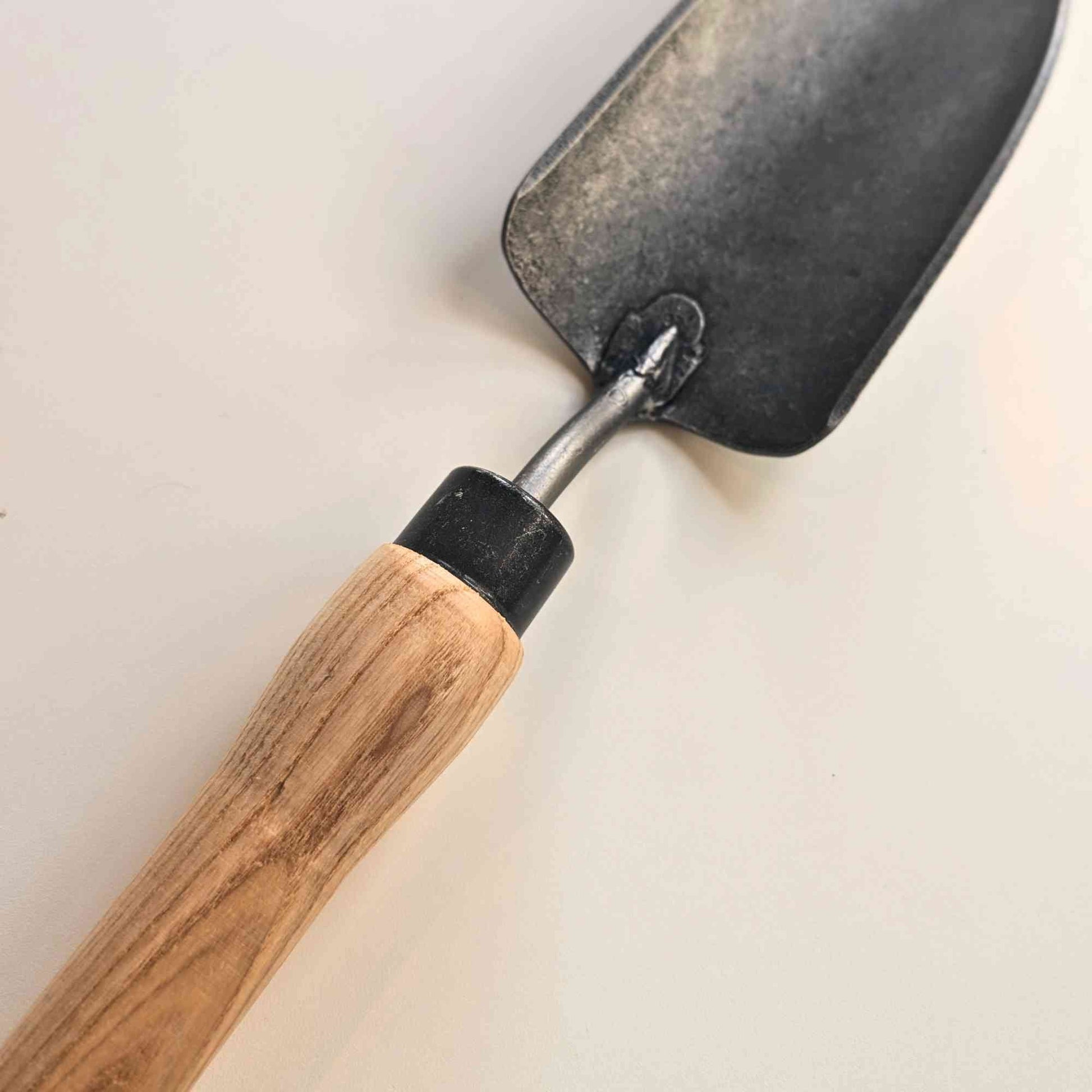 Krumpholz Hand-Forged Mid-Reach Trowel | 68cm Home & Garden > Garden Tools > Hand Tools - Minimalist Gardener