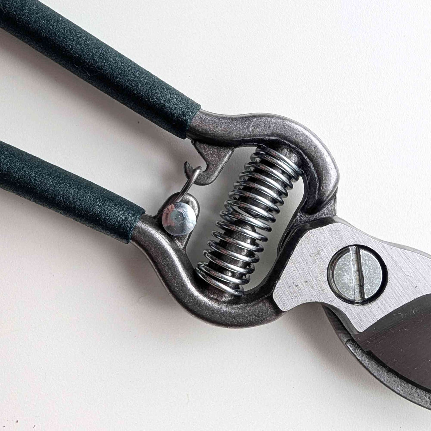 Tiller & Rowe Heavy Duty Bypass Secateurs Home & Garden > Garden Tools > Secateurs - Minimalist Gardener