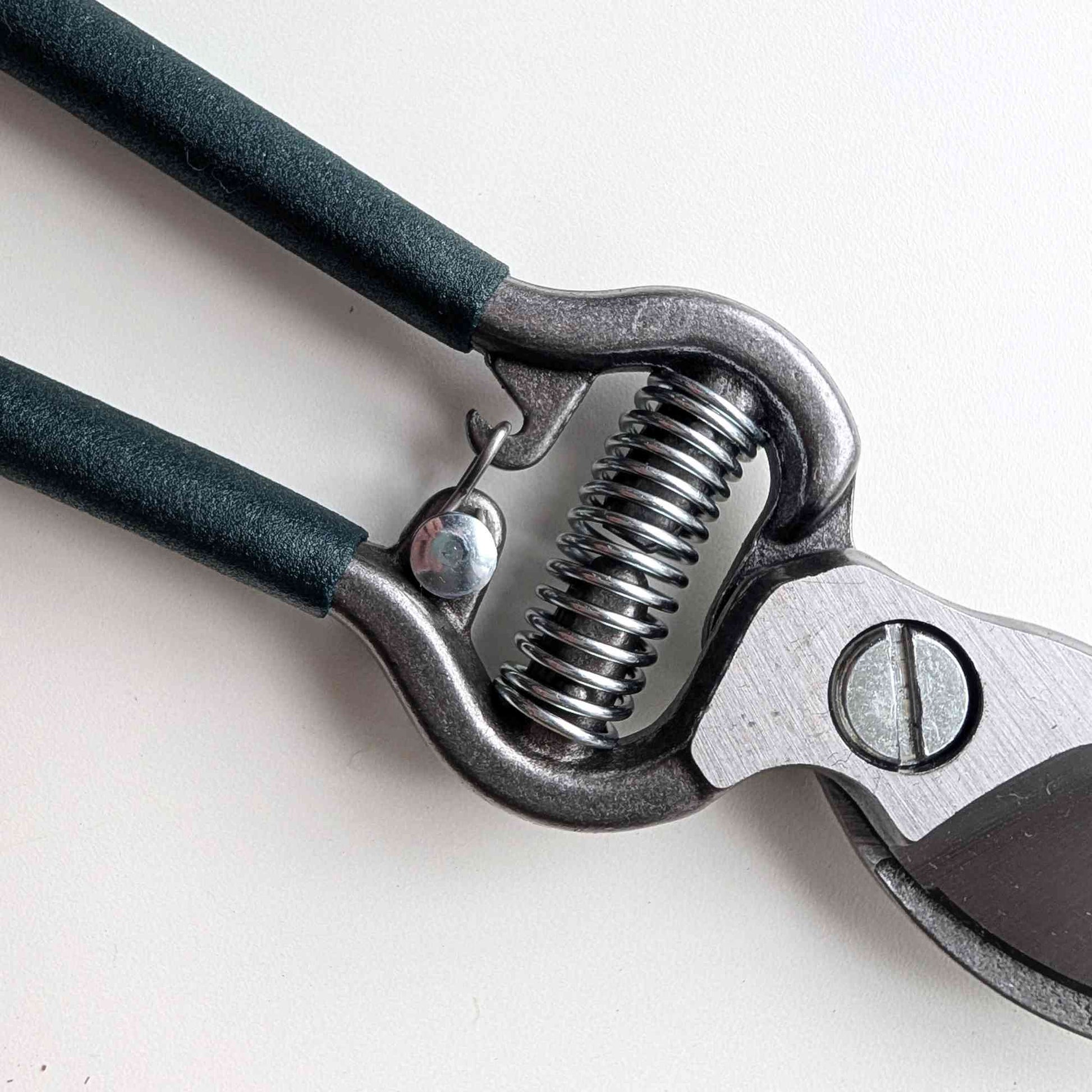 Tiller & Rowe Heavy Duty Bypass Secateurs Home & Garden > Garden Tools > Secateurs - Minimalist Gardener